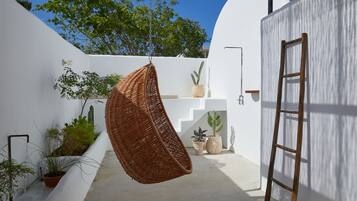 Comfort Suite, 1 Queen Bed, Garden View | Terrace/patio