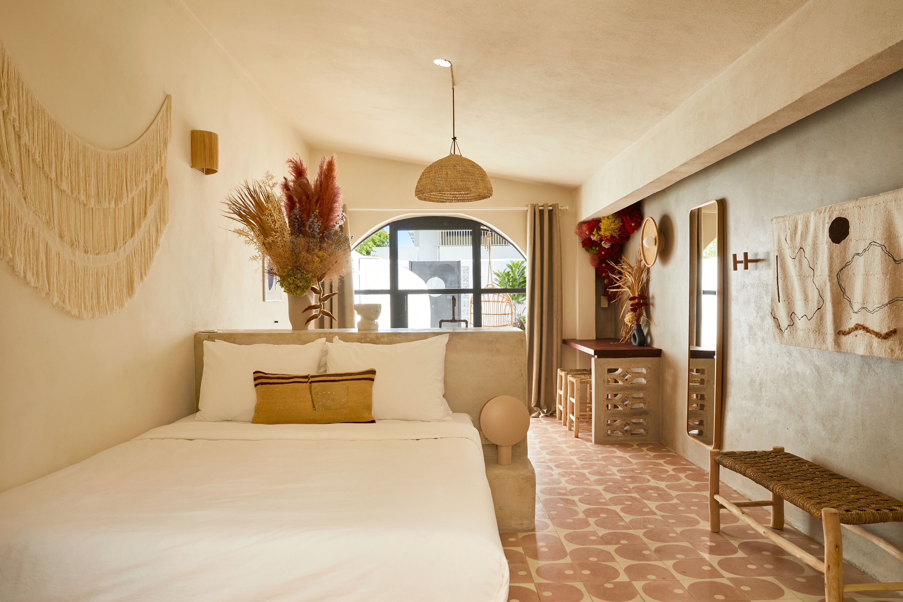 Studio Suite Deluks, 1 Tempat Tidur Queen, pemandangan kebun | Seprai antialergi, busa memori, dan didekorasi berbeda-beda