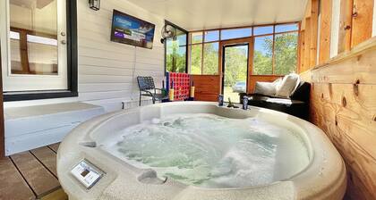 Romantic Farmhouse w hot tub, DT SM 5 min