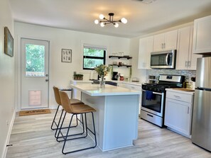 Refrigerador, microondas, horno y parrilla de estufa