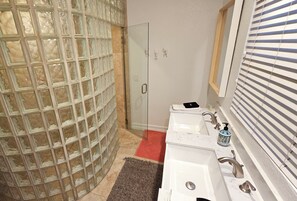 Combined shower/bathtub, hair dryer, towels, soap