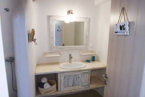 Ducha, secador de pelo, toallas y jabón