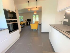 Réfrigérateur, four, lave-vaisselle, grille-pain