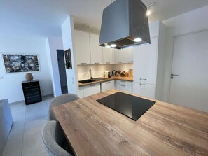 Réfrigérateur, four, lave-vaisselle, grille-pain