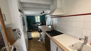 Een koelkast, een magnetron, een oven, een kookplaat