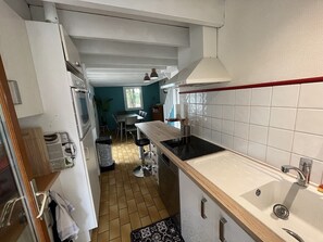 Frigorifero, microonde, forno, piano cottura