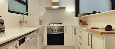 Fridge, oven, stovetop, dishwasher