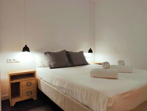 2 bedrooms, desk, iron/ironing board, WiFi