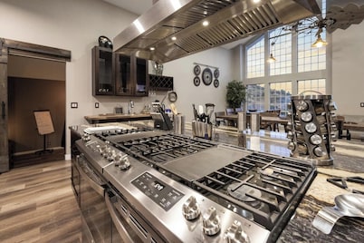 Lynx Lake Luxe Vacation Rental Wrapped in Modern Elegance | 6-BR House , Prescott | Sleeps 22 • Hot Tub • Game Rm • EV Charger • Horse Stalls