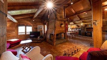 Una televisión, una chimenea, un reproductor de DVD