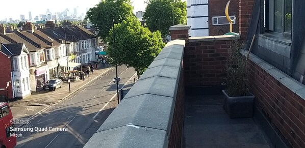 Balcony - Stunning 1-bed Apartment in London (London)