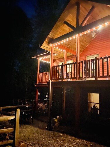 Cozy Cabin, close to Wisp w Firepit, Pool Table, Pets!