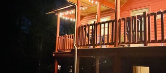 Cozy Cabin, close to Wisp w Firepit, Pool Table, Pets!