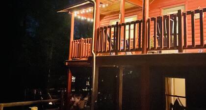 Cozy Cabin, close to Wisp w Firepit, Pool Table, Pets!