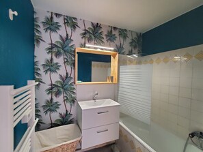 Bathtub, hair dryer, towels