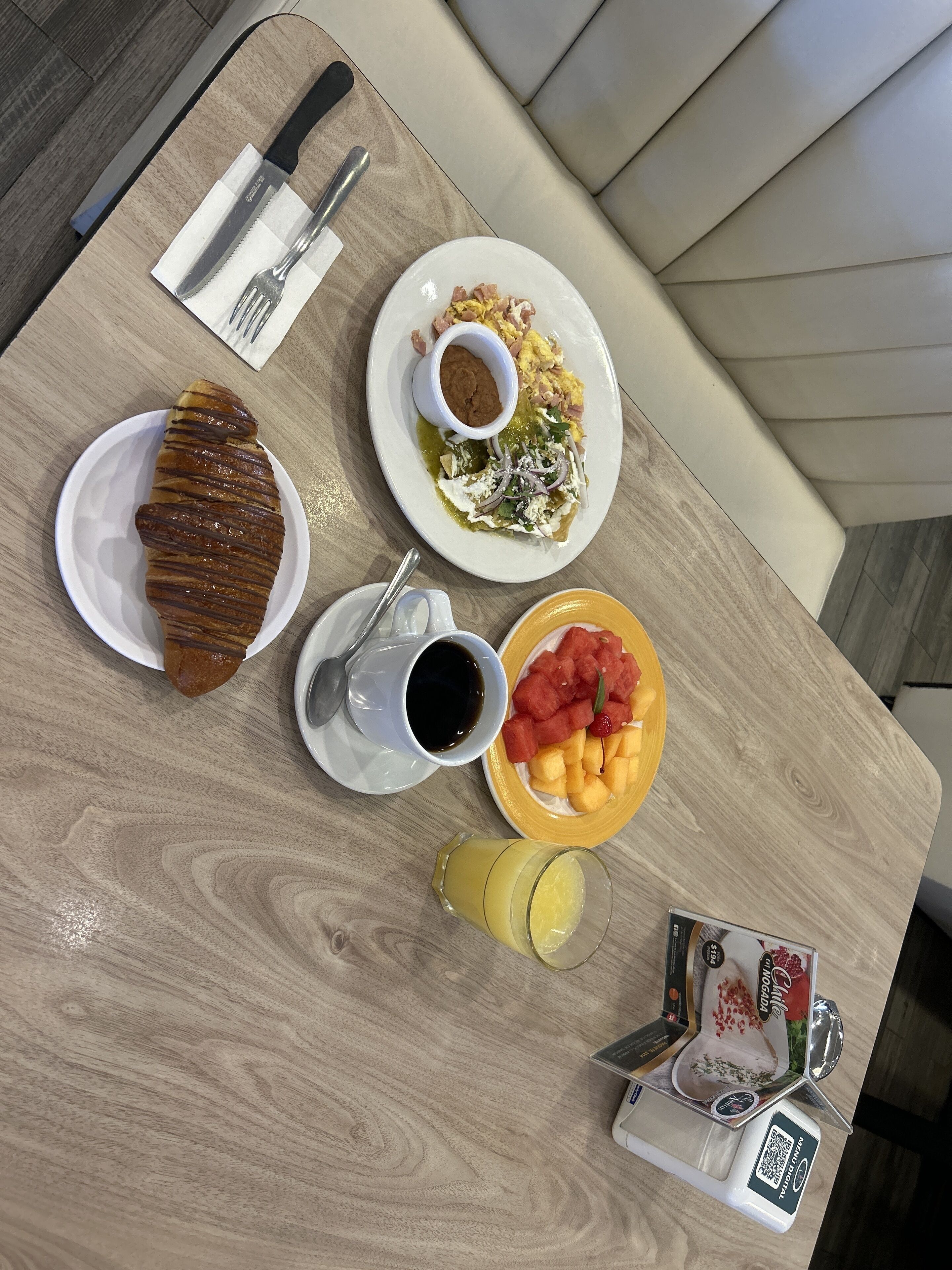 daily cooked-to-order breakfast (mxn 250 per person)