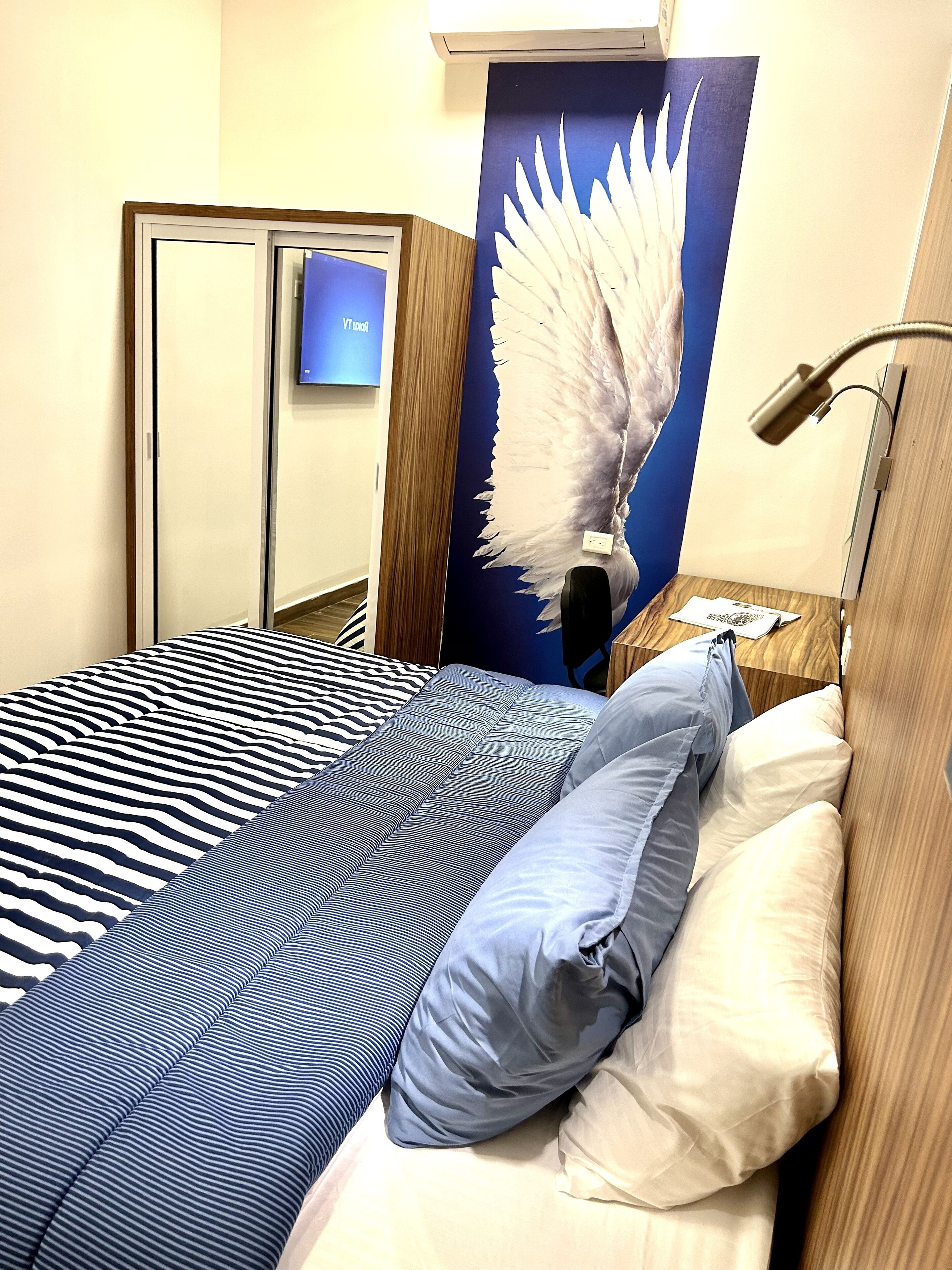 standard suite, 1 double bed | 1 bedroom, in-room safe, desk, iron/ironing board