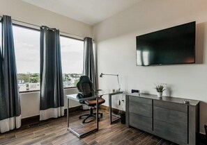 特级双人房 | 客房内保险箱、办公桌、熨斗/熨衣板、免费 WiFi