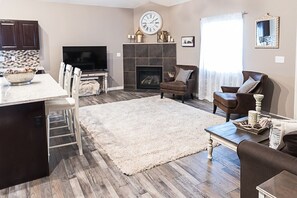 Smart TV, fireplace - Ranch Retreat (Windsor)