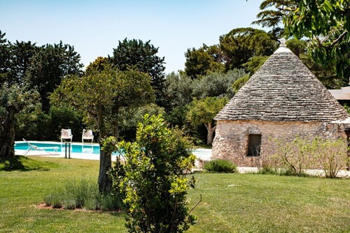 Design Trulli Sampaolo with a private heated pool and large garden, Pet Friendly