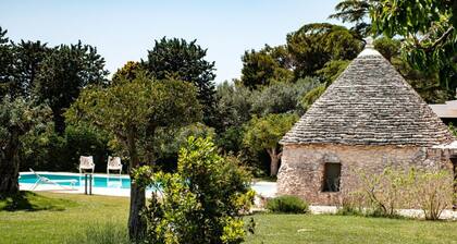 Design Trulli Sampaolo with a private heated pool and large garden, Pet Friendly