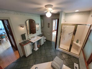 Combined shower/bathtub, jetted bath, hair dryer, towels