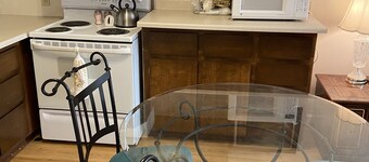 Quiet one bedroom house close to airport