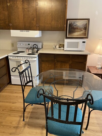 Quiet one bedroom house close to airport