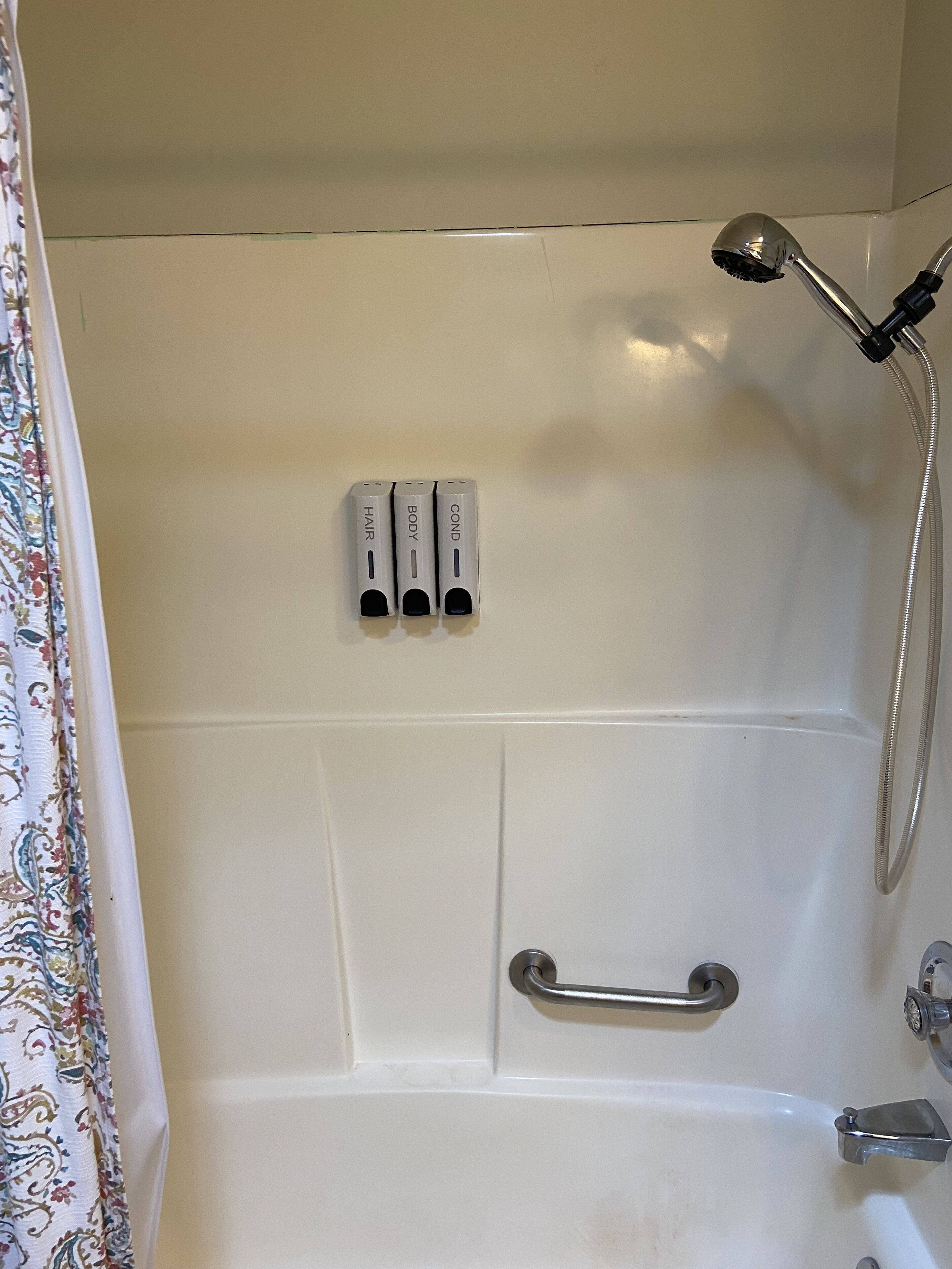 Ducha y bañera combinadas, secador de pelo, toallas y jabón