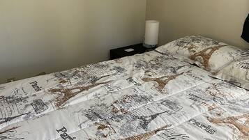 1 Schlafzimmer, Schreibtisch, Bügeleisen/Bügelbrett, Reisekinderbett