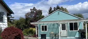 Quiet one bedroom house close to airport