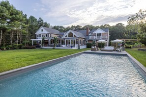 Una piscina al aire libre, una piscina climatizada