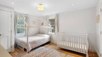 8 quartos, escrivaninha, ferros/tábuas de passar roupa