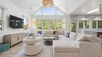 Smart TV, fireplace, ping pong, books