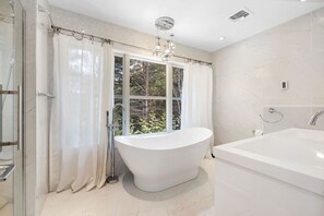 Bañera con ducha, secador de pelo, toallas, jabón