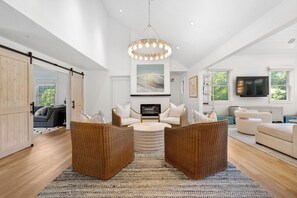 Smart TV, fireplace, ping pong, books