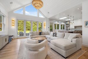 Smart TV, fireplace, ping pong, books