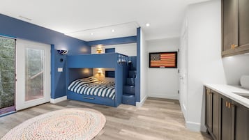 8 bedrooms, desk, iron/ironing board, free WiFi