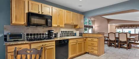 Frigorífic, microones, forn i placa de cuina