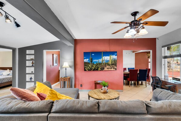 Smart TV, books - Cozy 3br 2bath with and Fully Fenced Yard ! (Tucson)