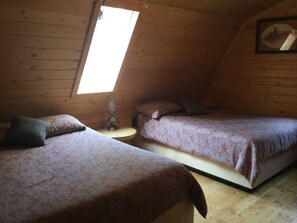 2 habitaciones, tabla de planchar con plancha y ropa de cama