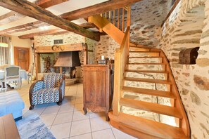 TV, fireplace, stereo