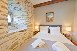 4 bedrooms, iron/ironing board, travel crib, free WiFi