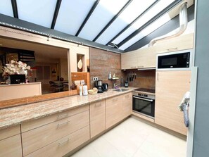 雪櫃、微波爐、焗爐、爐具