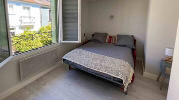 2 chambres, bureau, fer et planche à repasser, lit parapluie