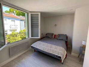 2 chambres, bureau, fer et planche à repasser, lit parapluie