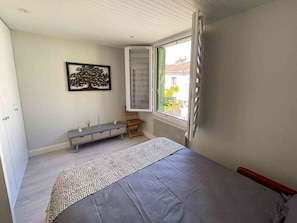 2 bedrooms, desk, iron/ironing board, travel cot - Charming townhouse with garden in the City of Love by easyBNB (Paris)