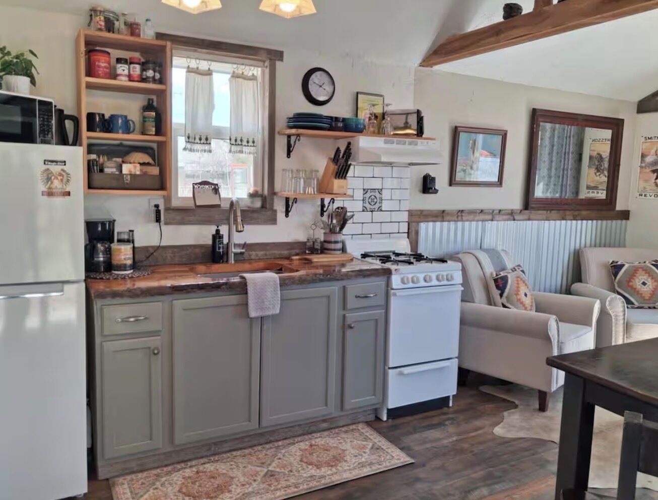 Cafetera o tetera, frigorífico, microondas y horno