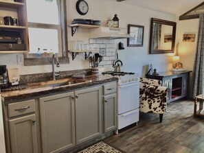 Kjøleskap, mikrobølgeovn, ovn og kokeplater