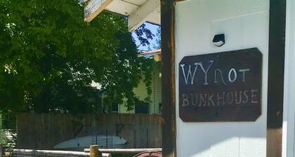 “WYNOT BUNKHOUSE”, Western class in a quaint backyard retreat